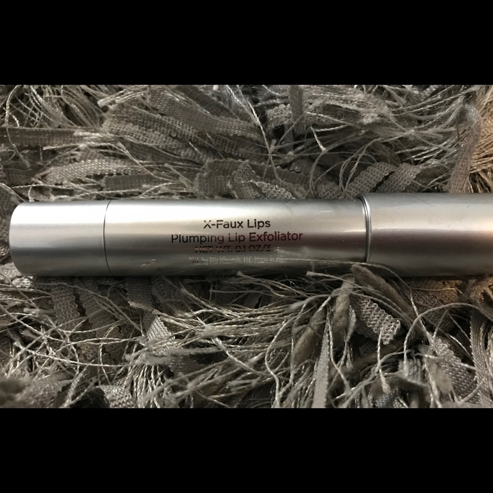 PUR– X-FAUX LIPS: PLUMPING LIP EXFOLIATOR 💄